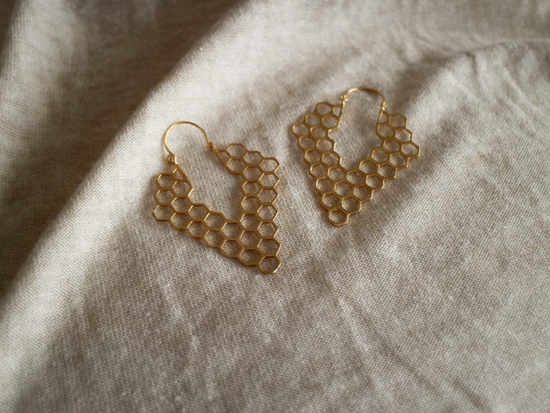 Démeter – Pendientes Dorados de Panal de Abeja