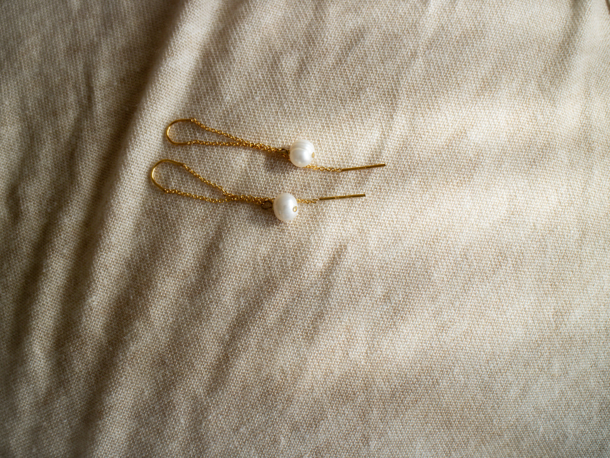 Dánae – Pendientes Largos Dorados de Cadena con Perla