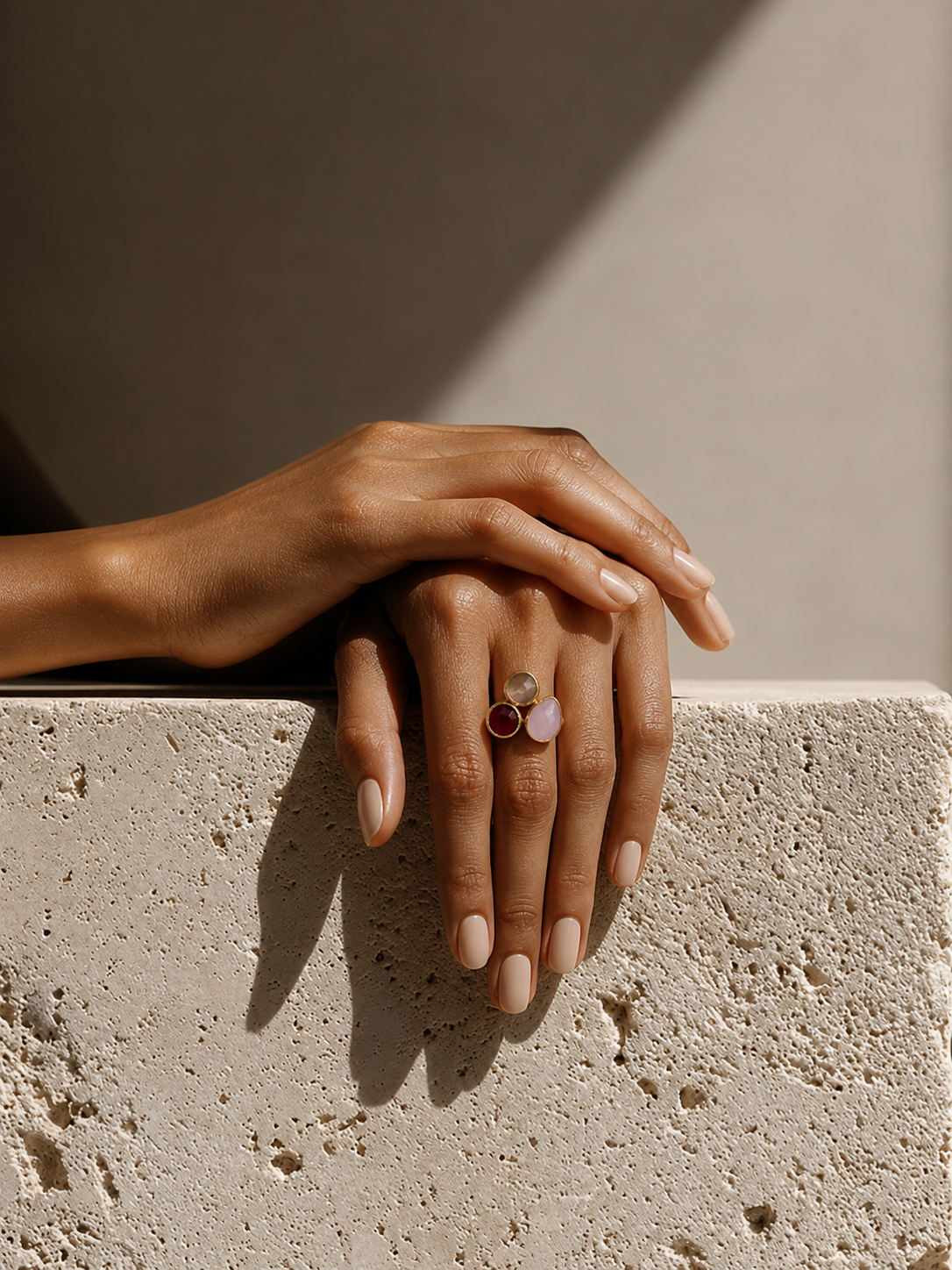 Adhara – Anillo Dorado con Tres Piedras Naturales, puesto