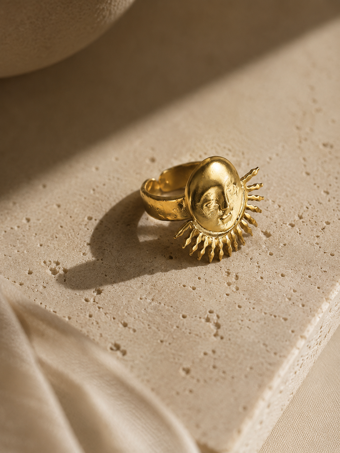 Apolo – Anillo Dorado con Sol en Relieve Ajustable