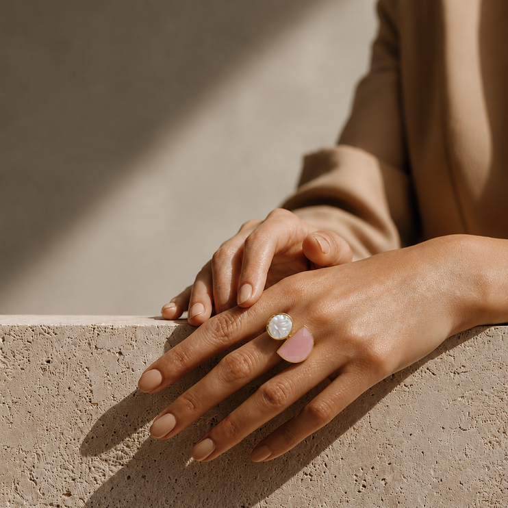 Elpis – Anillo Media Luna con Cuarzo Rosa y Perla, puesto
