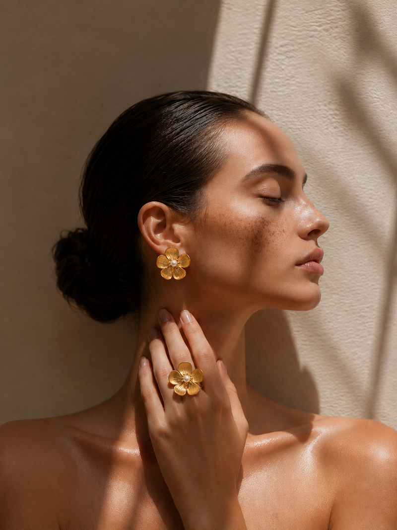 Ume – Anillo Dorado con Flor y Perla Ajustable, puesto