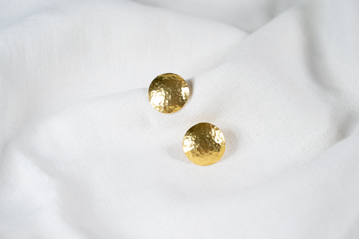 Atón – Pendientes Dorados Circulares con Textura