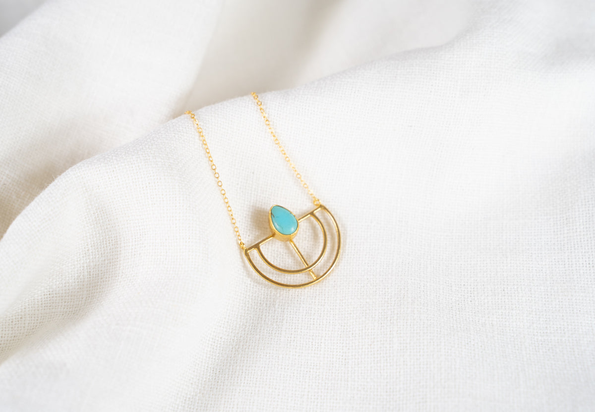 Meissa – Colgante Dorado Media Luna con Piedra Natural
