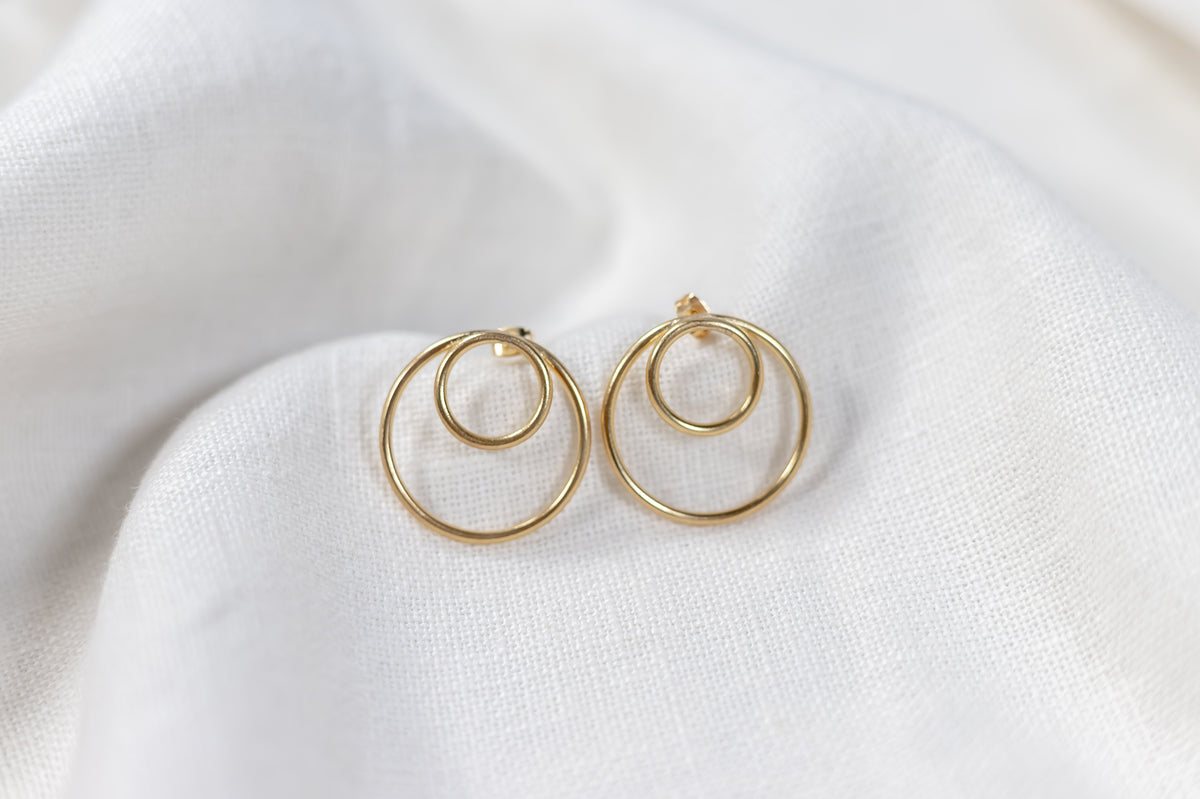 Gaia – Pendientes de Doble Aro Dorado Minimalistas