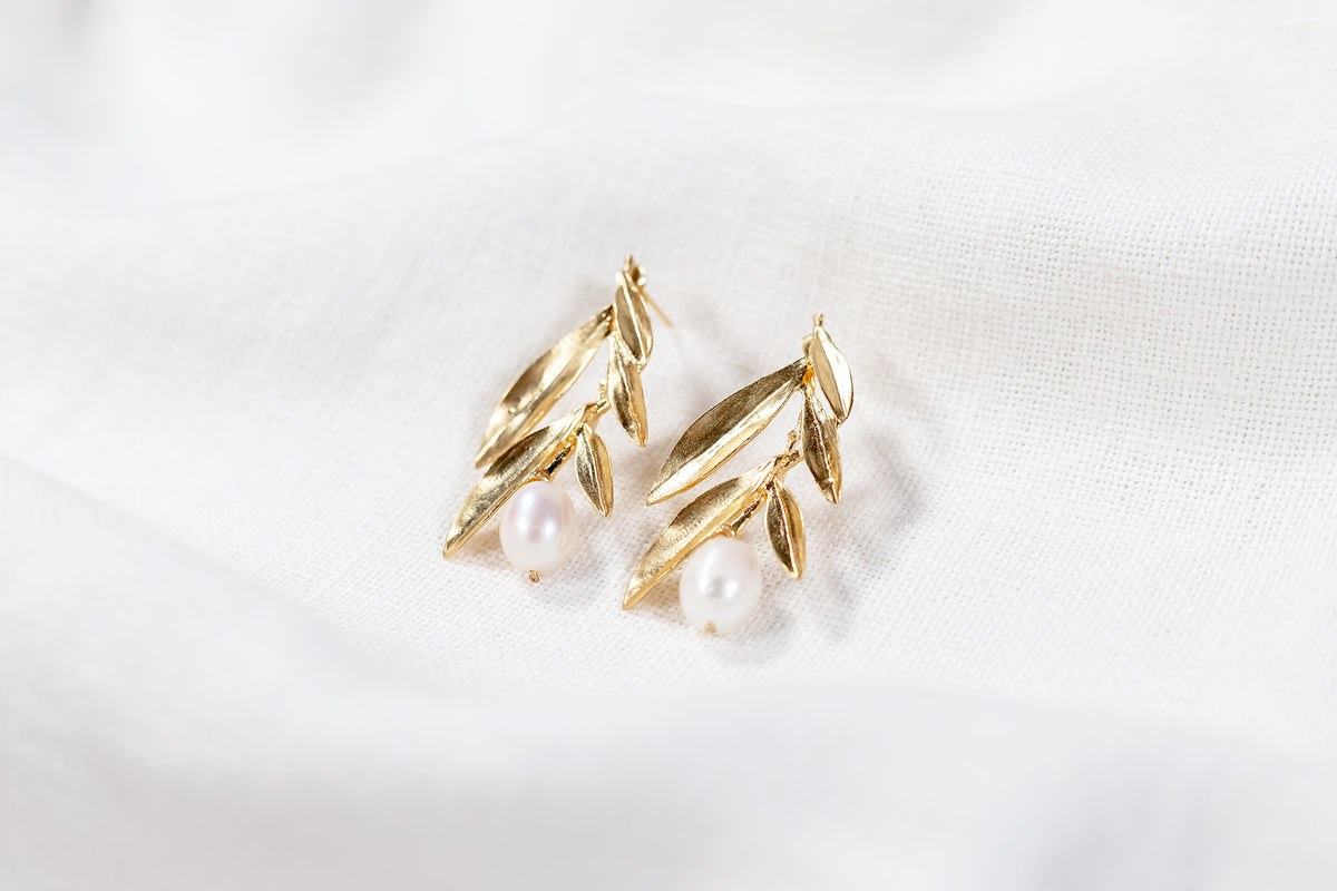 Atenea – Pendientes Dorados Rama de Olivo con Perla