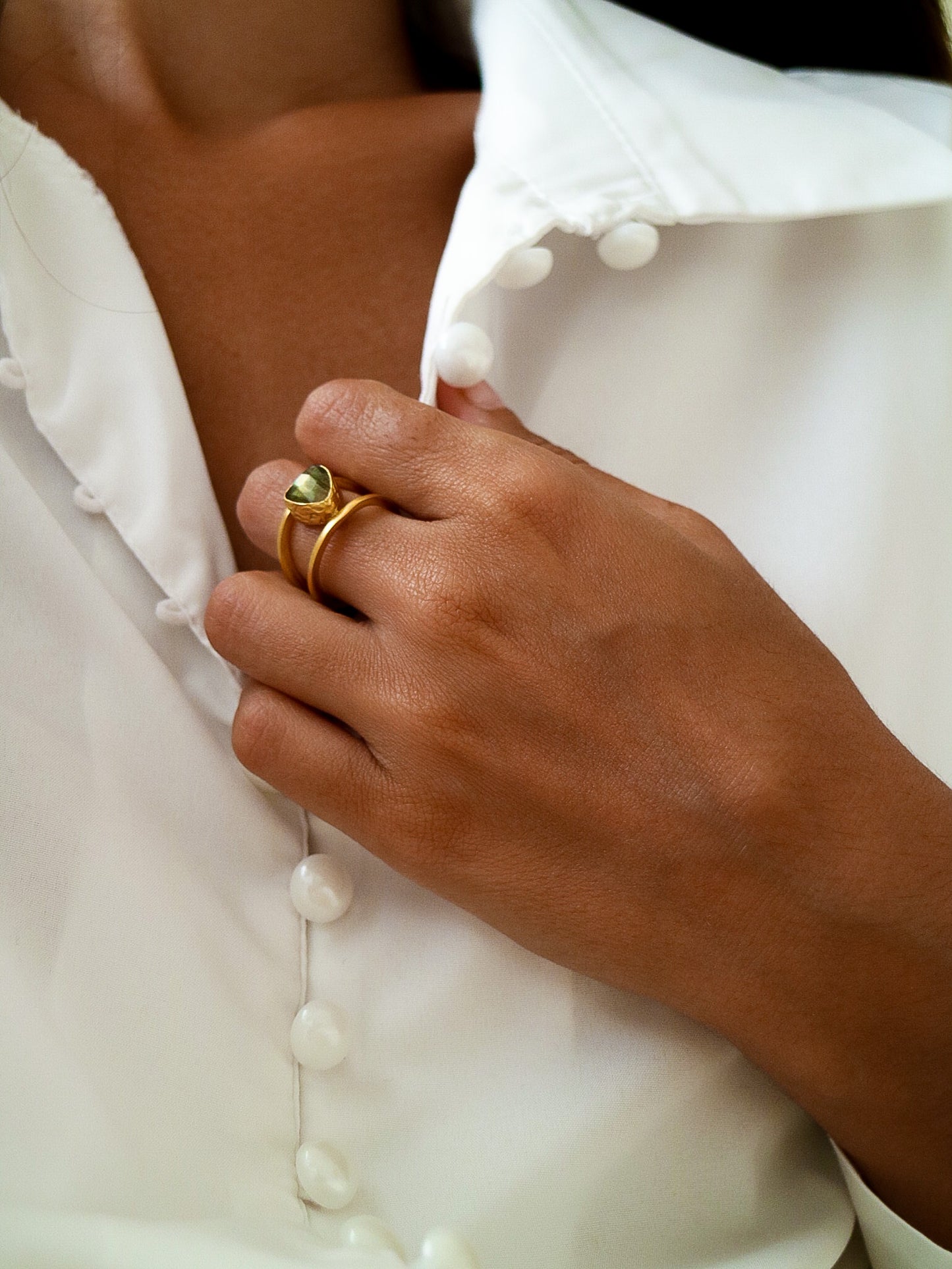 Anillo Ogigia – Anillo Labradorita Triangular Ajustable