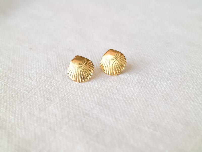 Ariel – Pendientes Dorados de Concha Marina