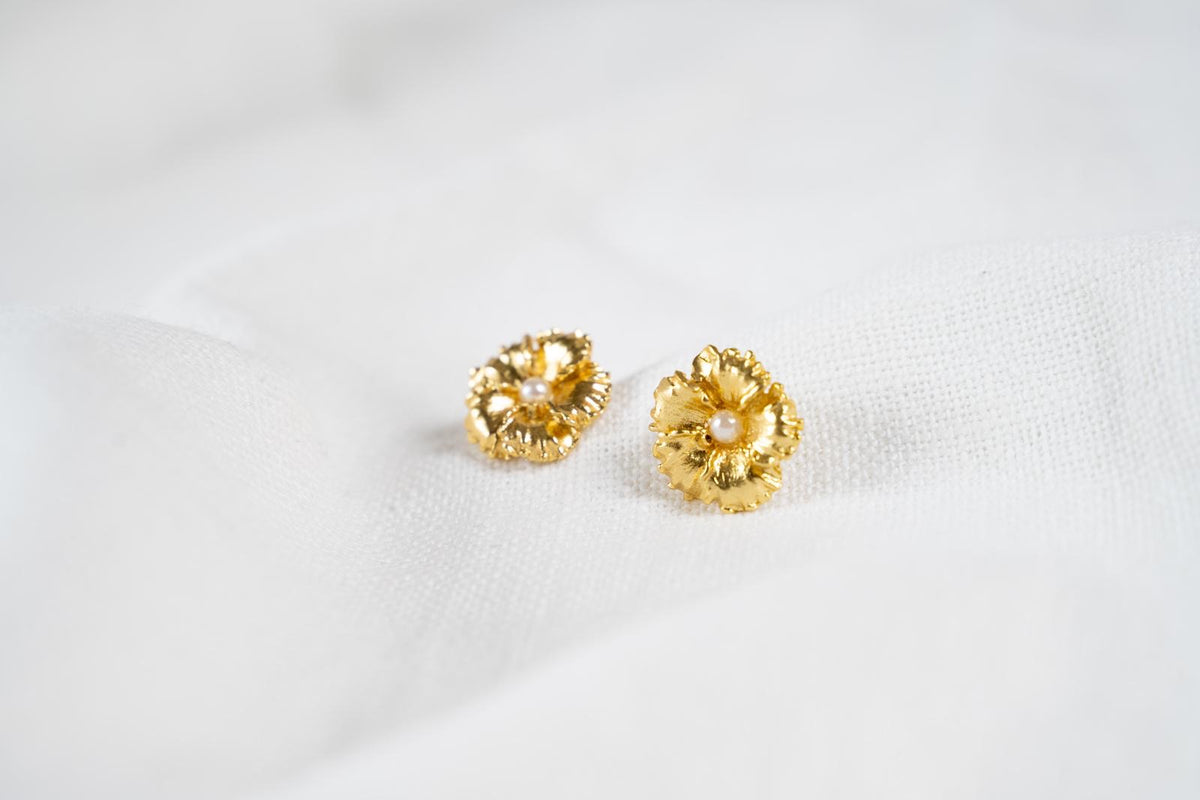 Kyo – Pendientes Dorados de Flor con Perla
