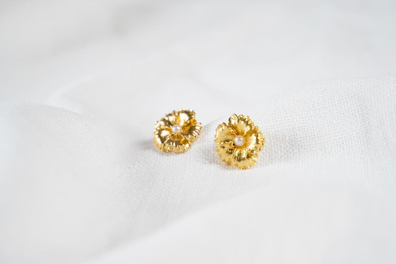 Kyo – Pendientes Dorados de Flor con Perla