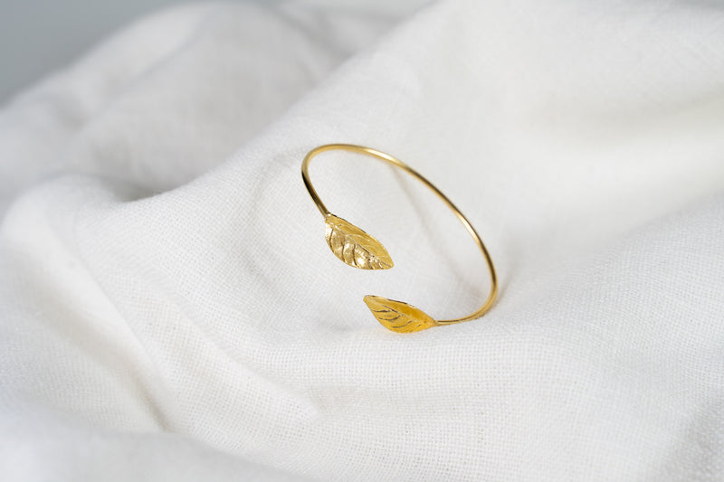 Eos – Brazalete Dorado de Hojas