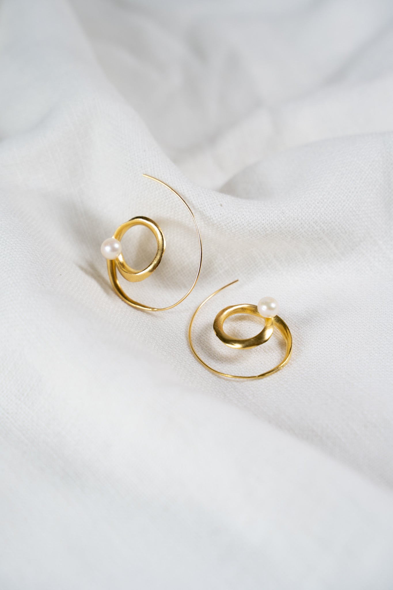 Andromeda – Pendientes Espiral Dorada con Perla