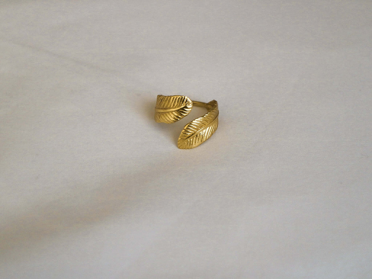Ícaro – Anillo Dorado de Plumas Ajustable