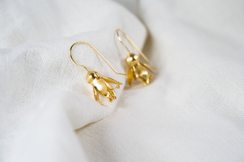 Momo – Pendientes Dorados de Flor Colgante