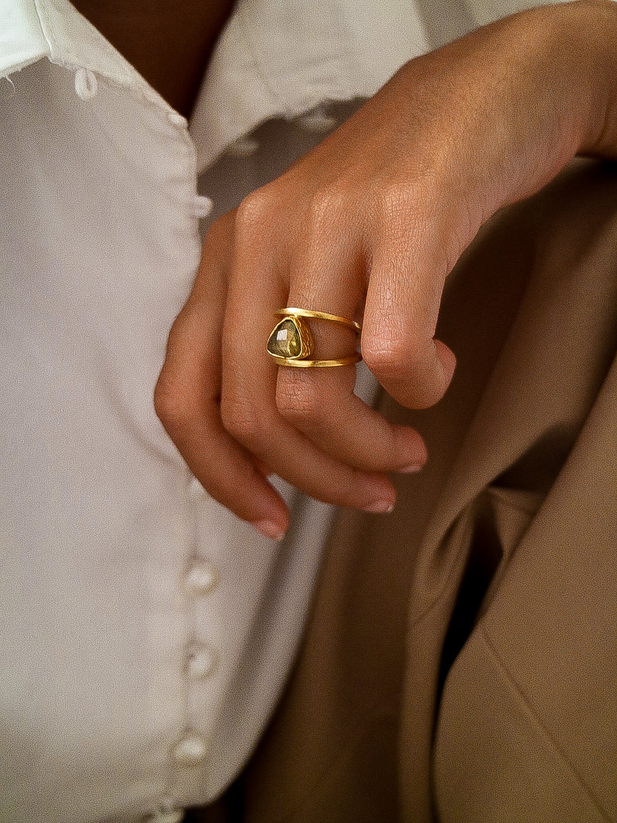 Ogigia – Anillo Dorado con Labradorita Triangular