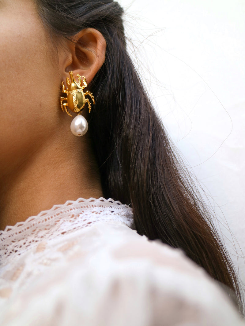 Jepri – Pendientes Dorados de Escarabajo con Perla