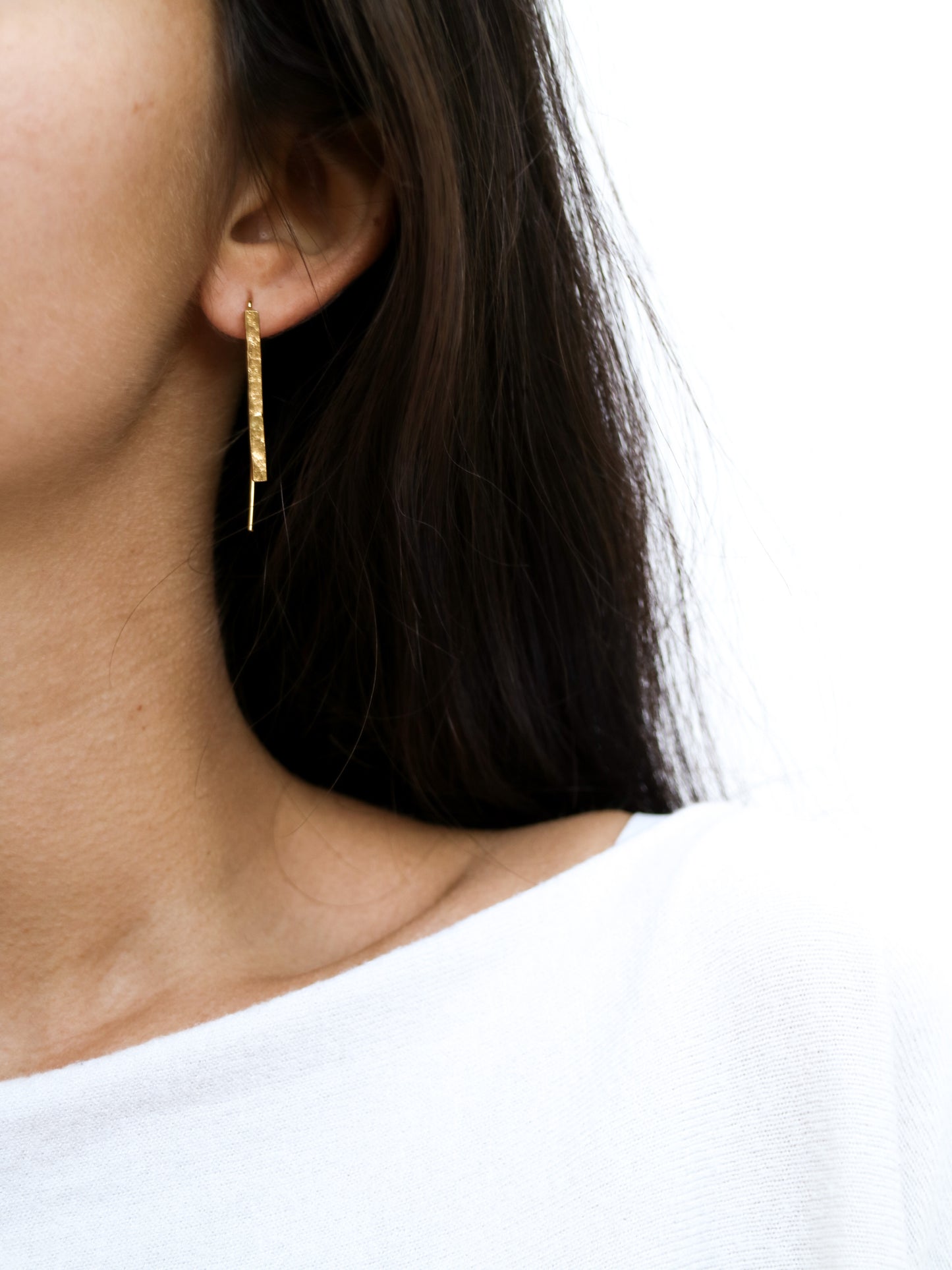 Hebe – Pendientes Barra Fina Dorada Minimalista