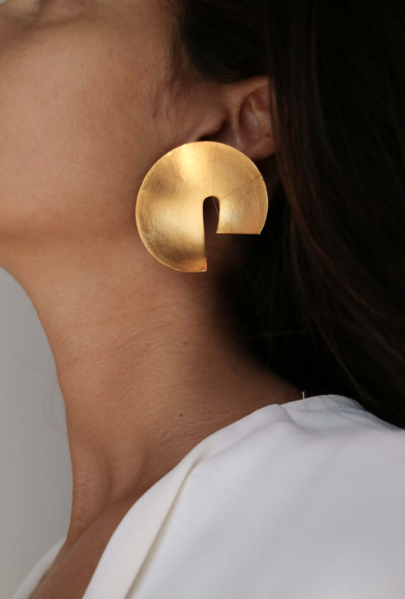 Ananke – Pendientes Aro Abierto Dorado Minimalista