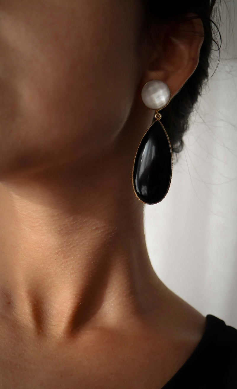 Alecto – Pendientes Largos Dorados con Lágrima Negra