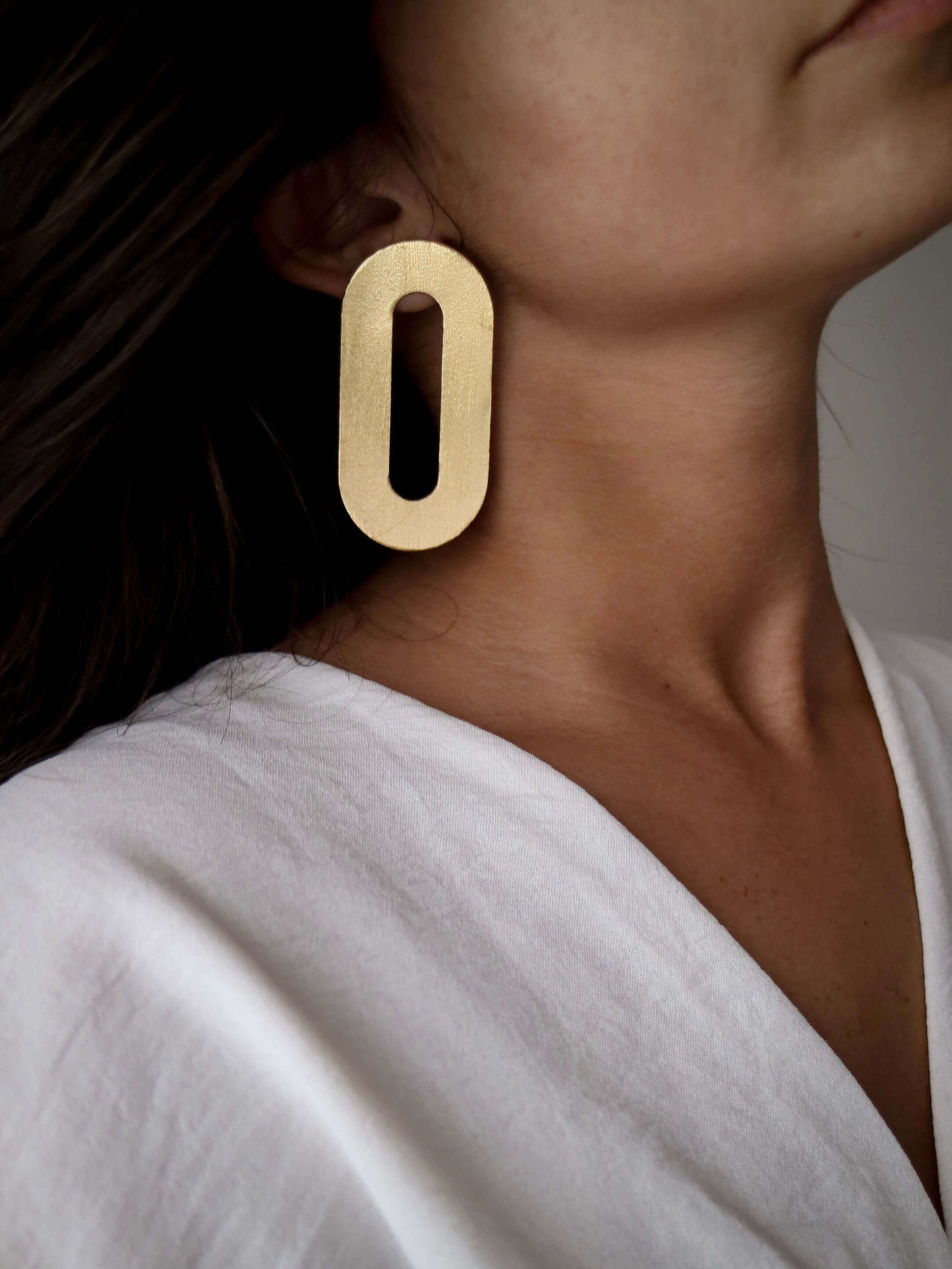 Érebo – Pendientes Ovalados Dorados Minimalistas