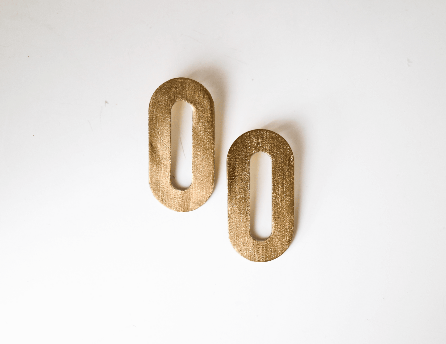 Érebo – Pendientes Ovalados Dorados Minimalistas