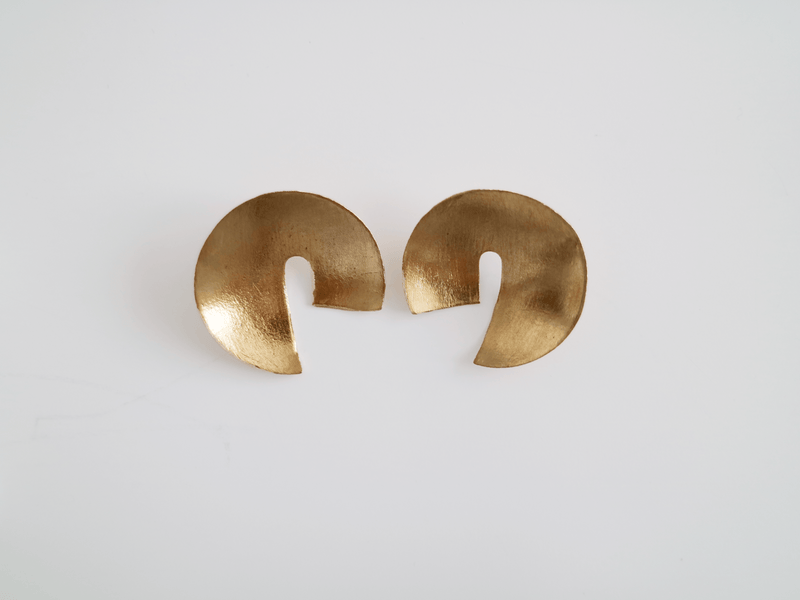 Ananke – Pendientes de Aro Abierto Dorado Minimalistas