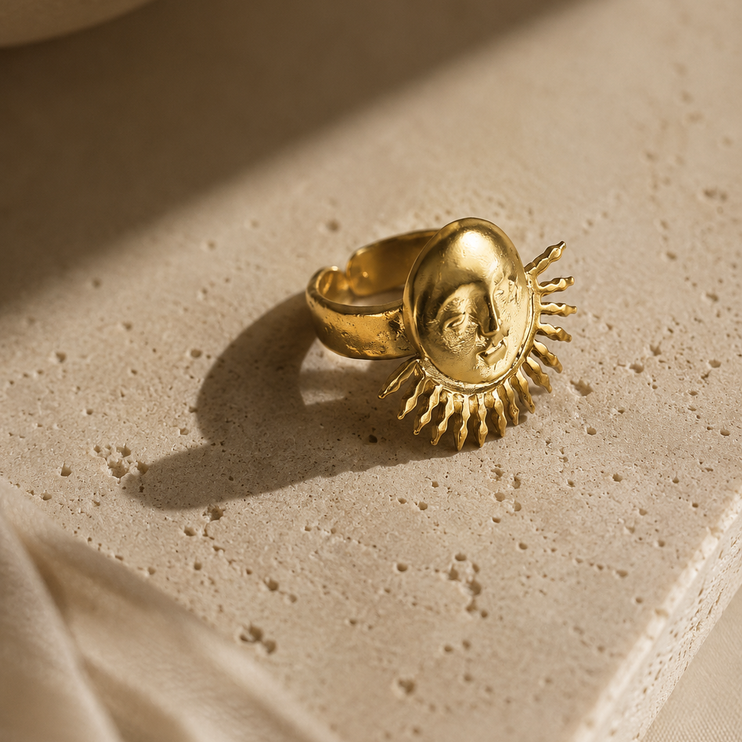 Apolo – Anillo Dorado con Sol en Relieve Ajustable