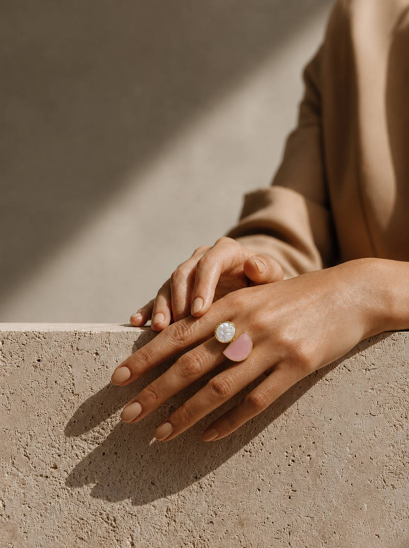 Elpis – Anillo Media Luna con Cuarzo Rosa y Perla, puesto