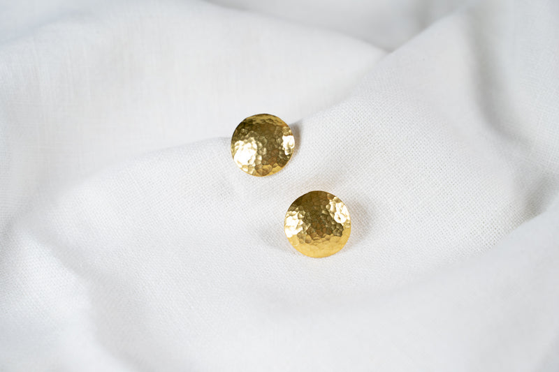 Atón – Pendientes Dorados Circulares con Textura
