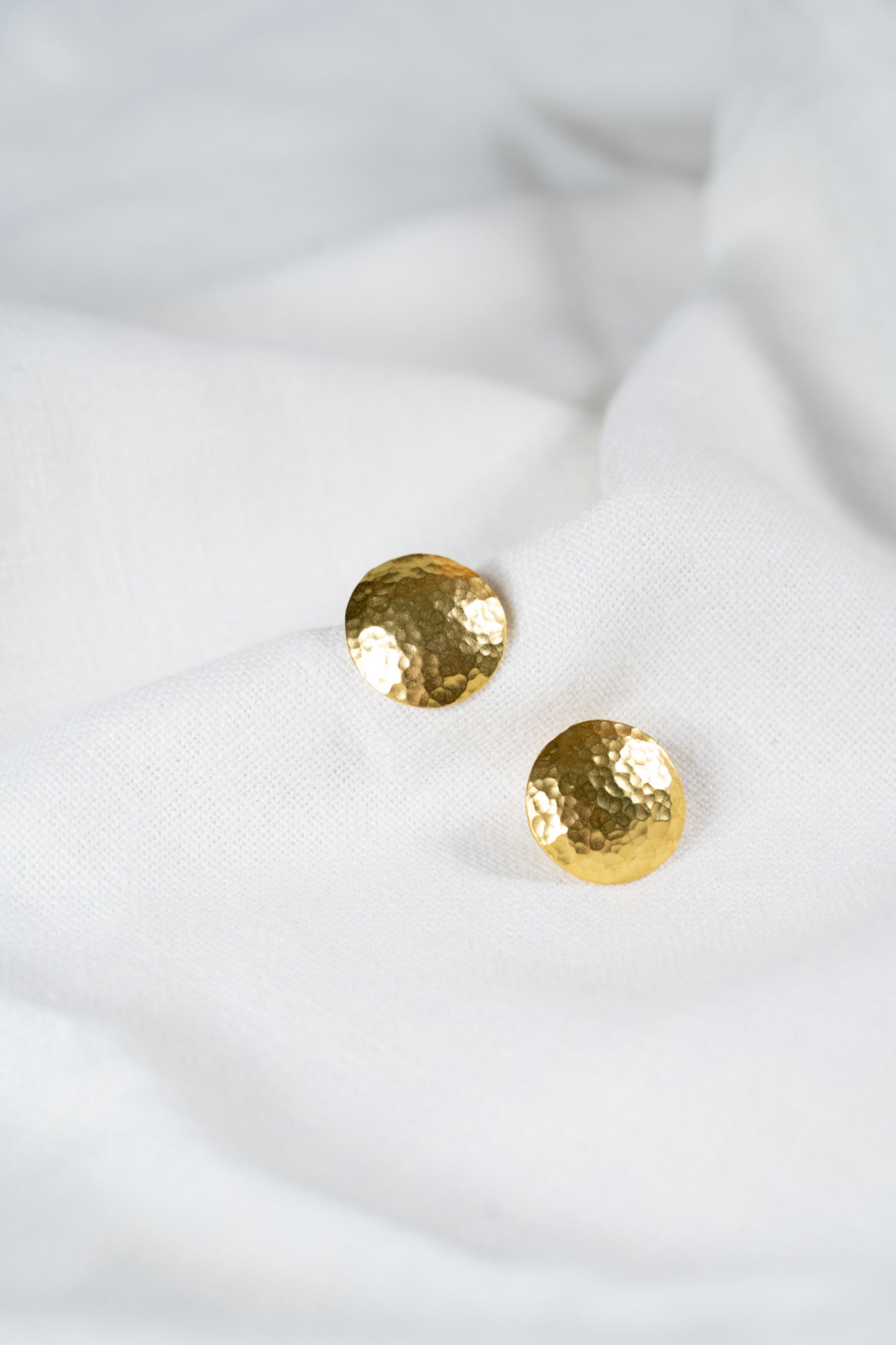 Atón – Pendientes Circulares con Textura Dorada