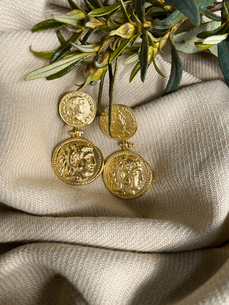 Caronte – Pendientes Dorados de Doble Moneda Romana
