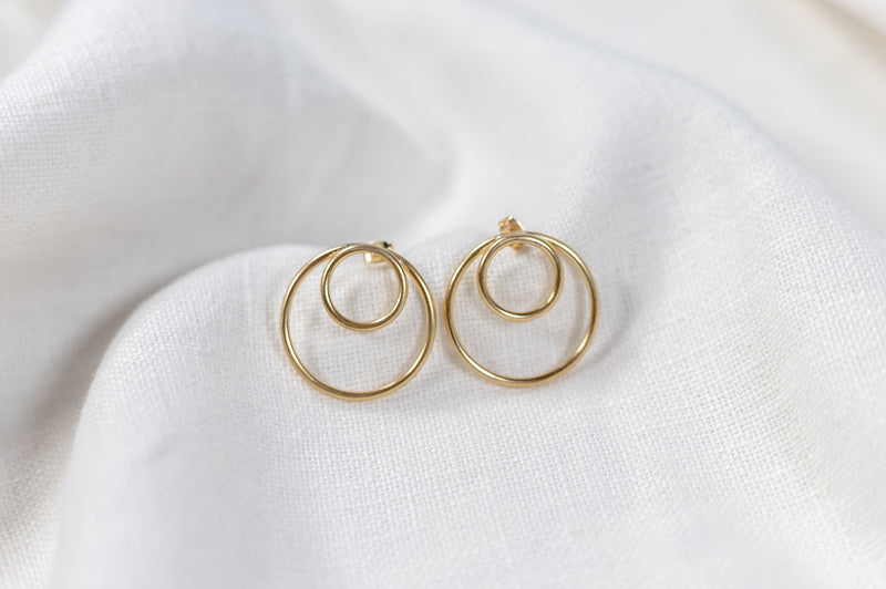 Gaia – Pendientes de Doble Aro Dorado Minimalistas