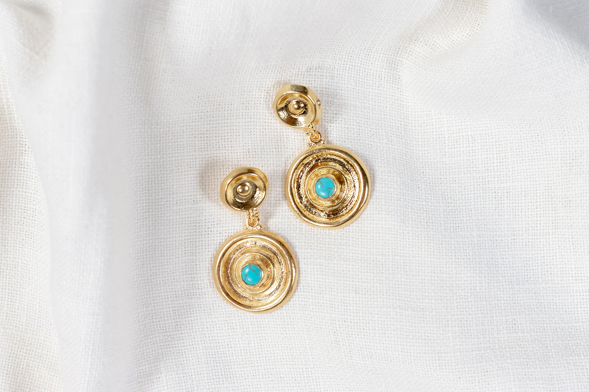 Corinto – Pendientes Dorados Esfera con Turquesa