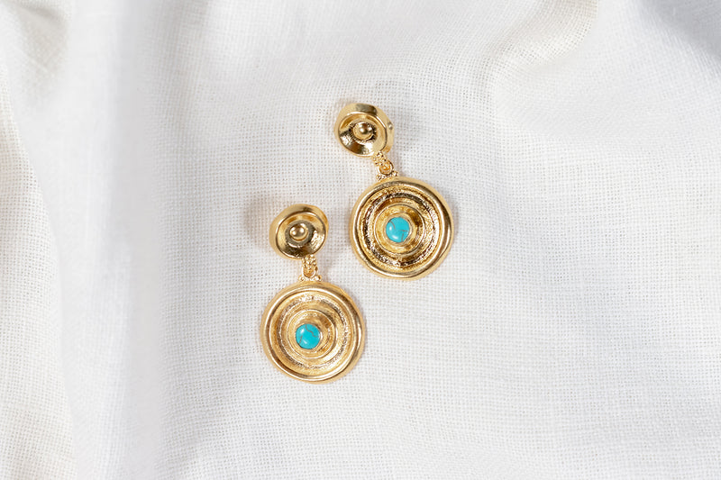Corinto – Pendientes Dorados Esfera con Turquesa