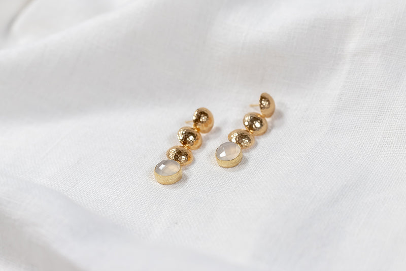 Talía – Pendientes Largos Dorados con Cuarzo Blanco