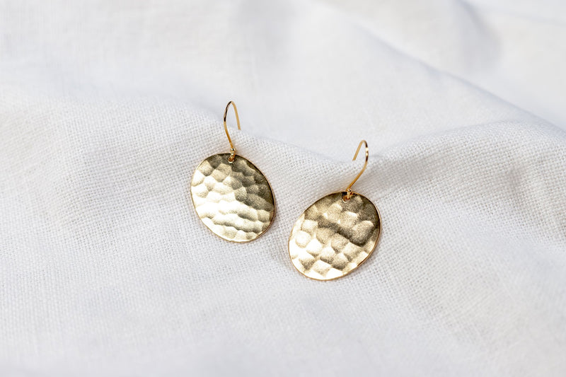 Metis – Pendientes Dorados Ovalados con Textura