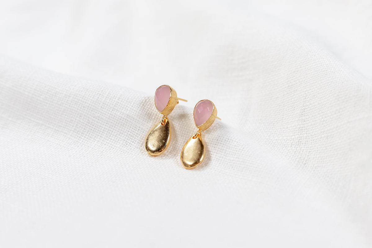 Érato – Pendientes Dorados de Lágrima Minimalistas