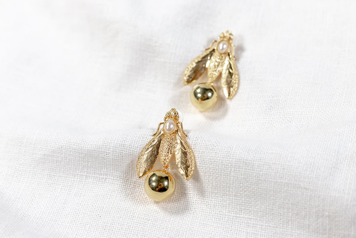 Amosis – Pendientes Dorados de Mosca con Perla