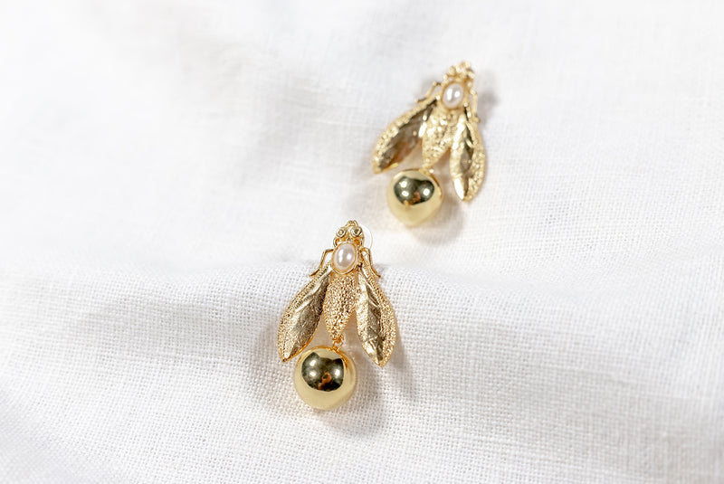 Amosis – Pendientes Dorados de Mosca con Perla