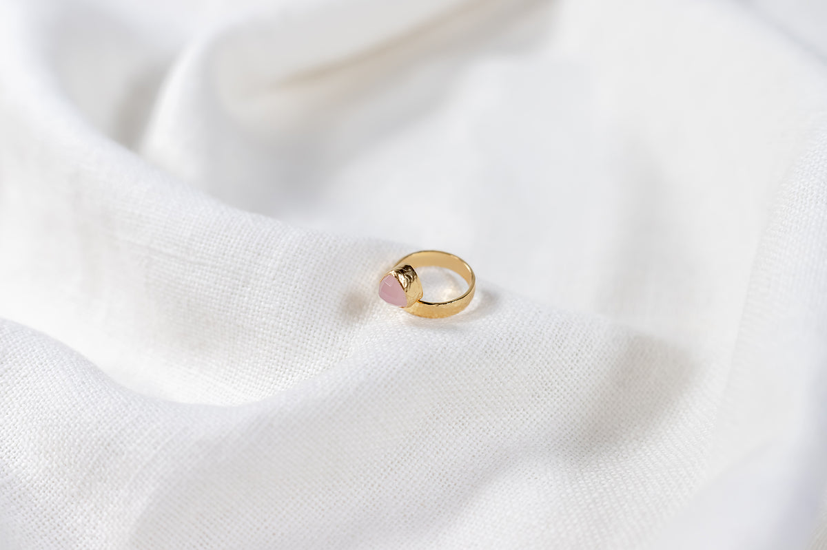 Penélope – Anillo Dorado con Cuarzo Rosa Triangular
