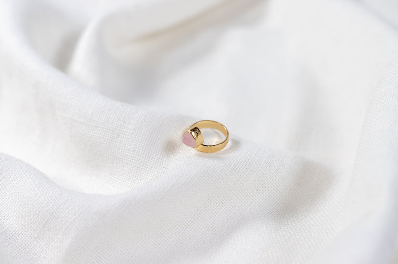 Penélope – Anillo Dorado con Cuarzo Rosa Triangular
