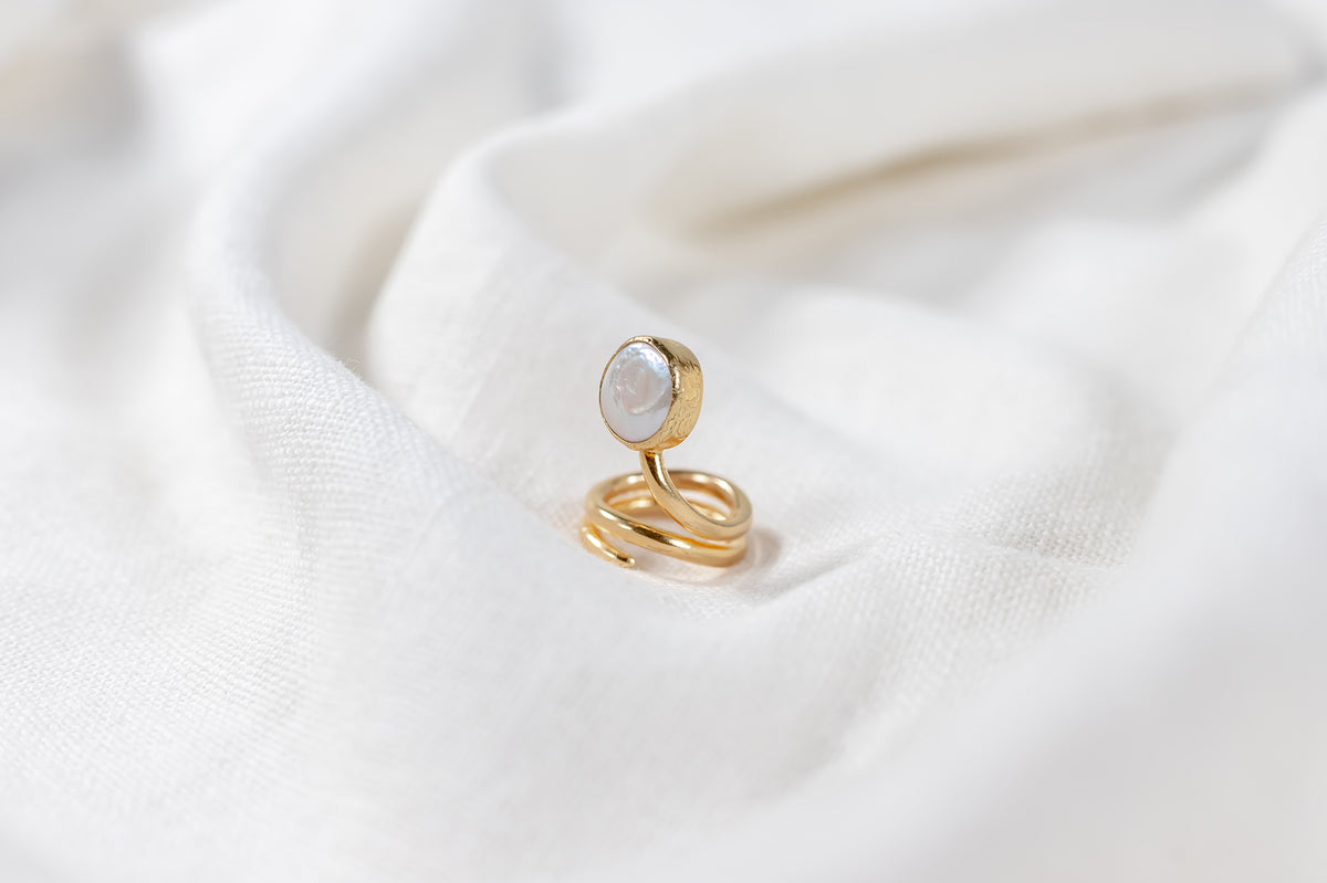 Naga – Anillo Espiral Dorado con Perla