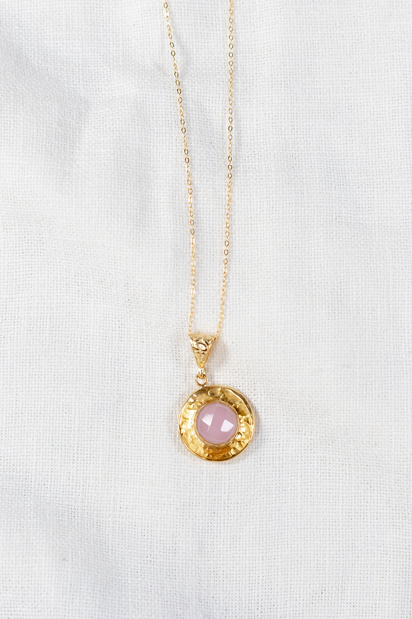 Isis – Colgante Dorado con Cuarzo Rosa