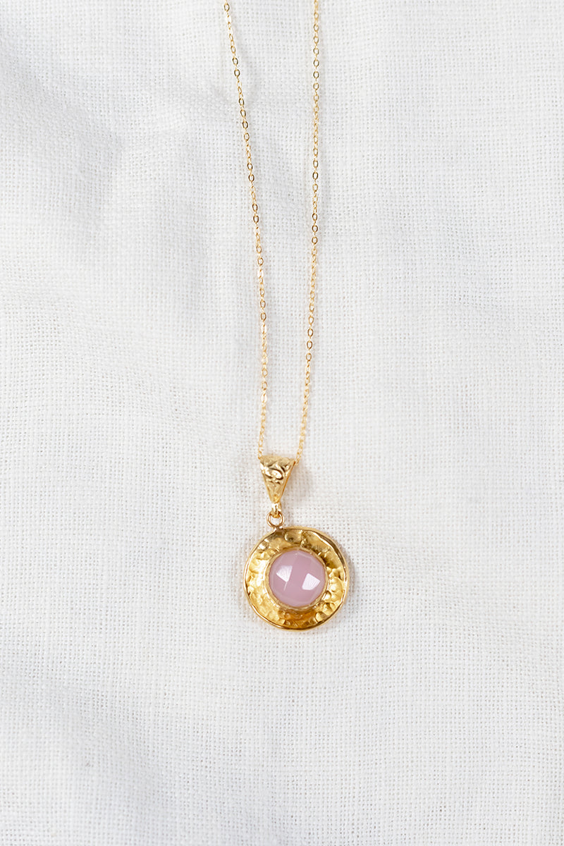 Isis – Colgante Dorado con Cuarzo Rosa