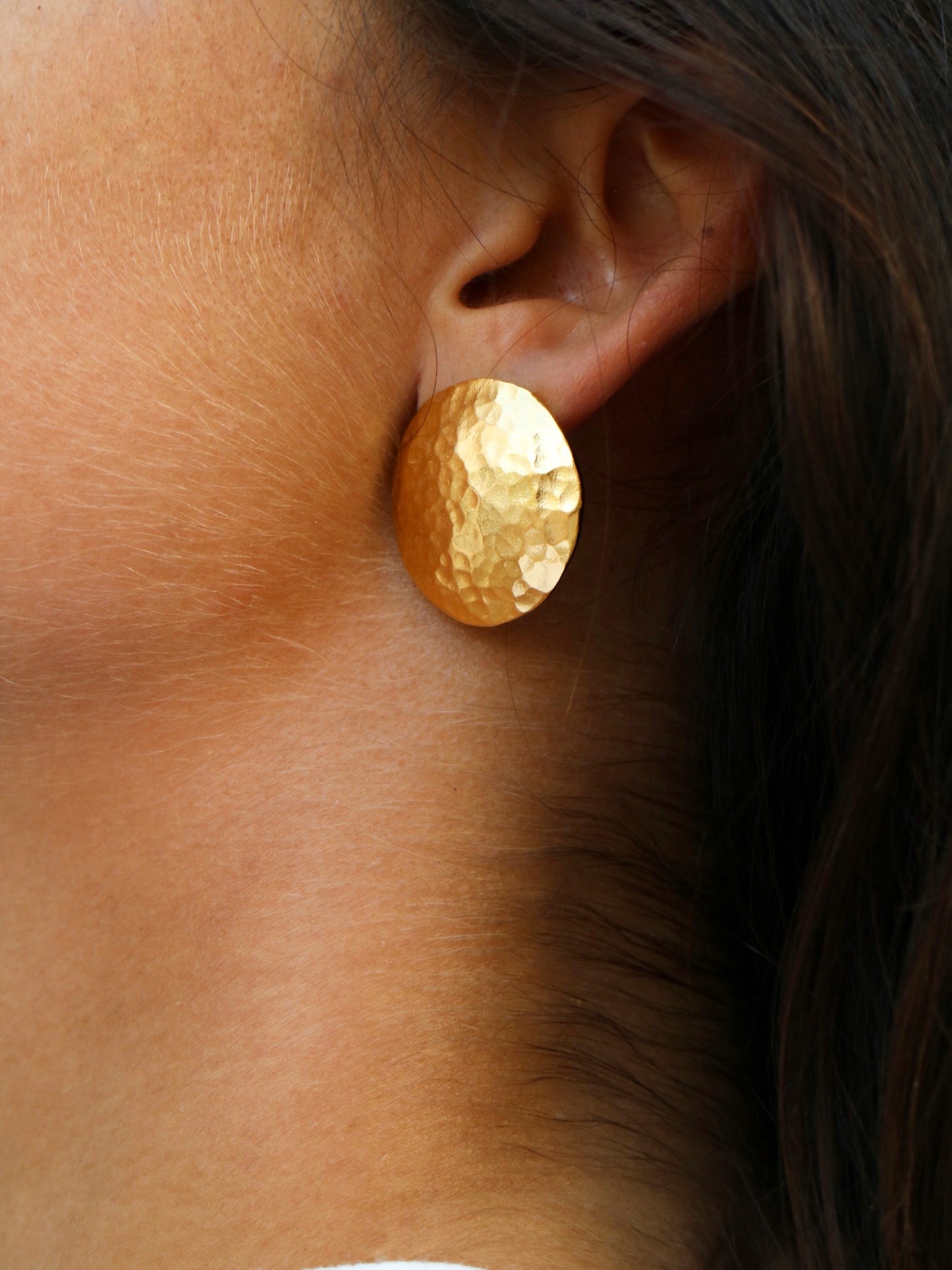 Atón – Pendientes Circulares con Textura Dorada