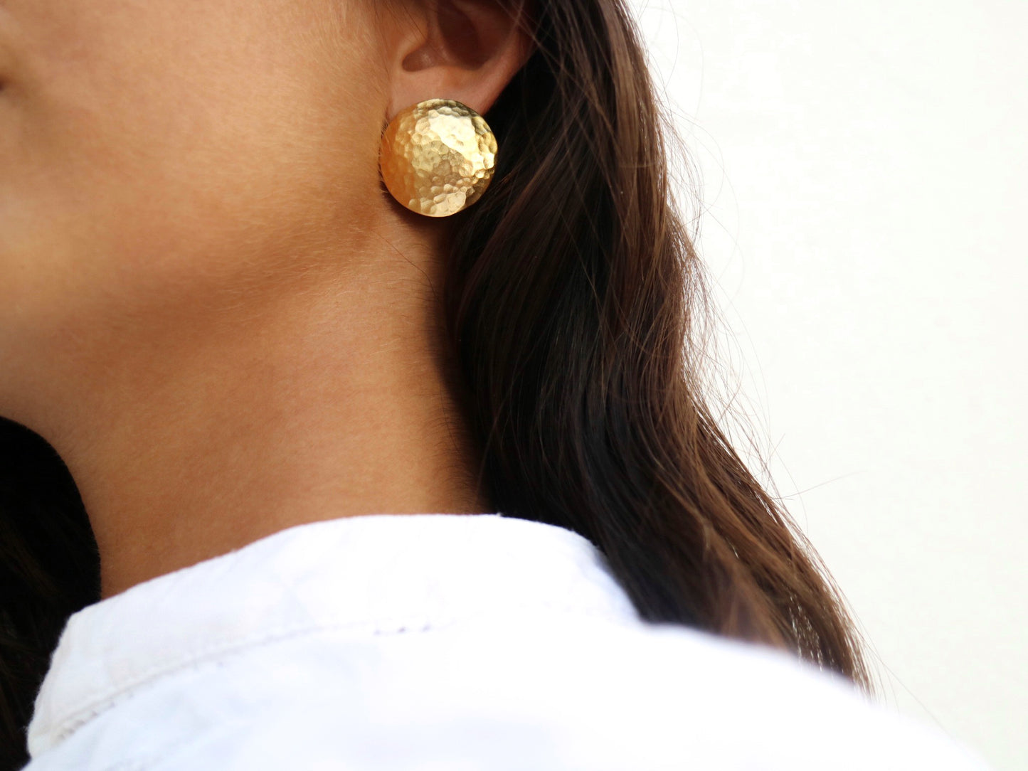 Atón – Pendientes Circulares con Textura Dorada
