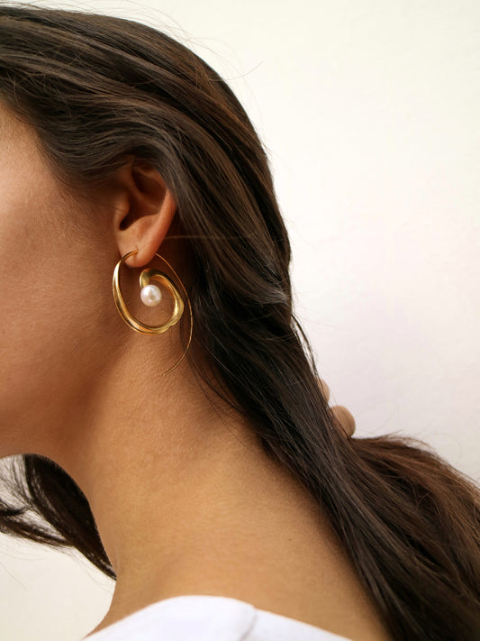 Andromeda – Pendientes Espiral Dorada con Perla