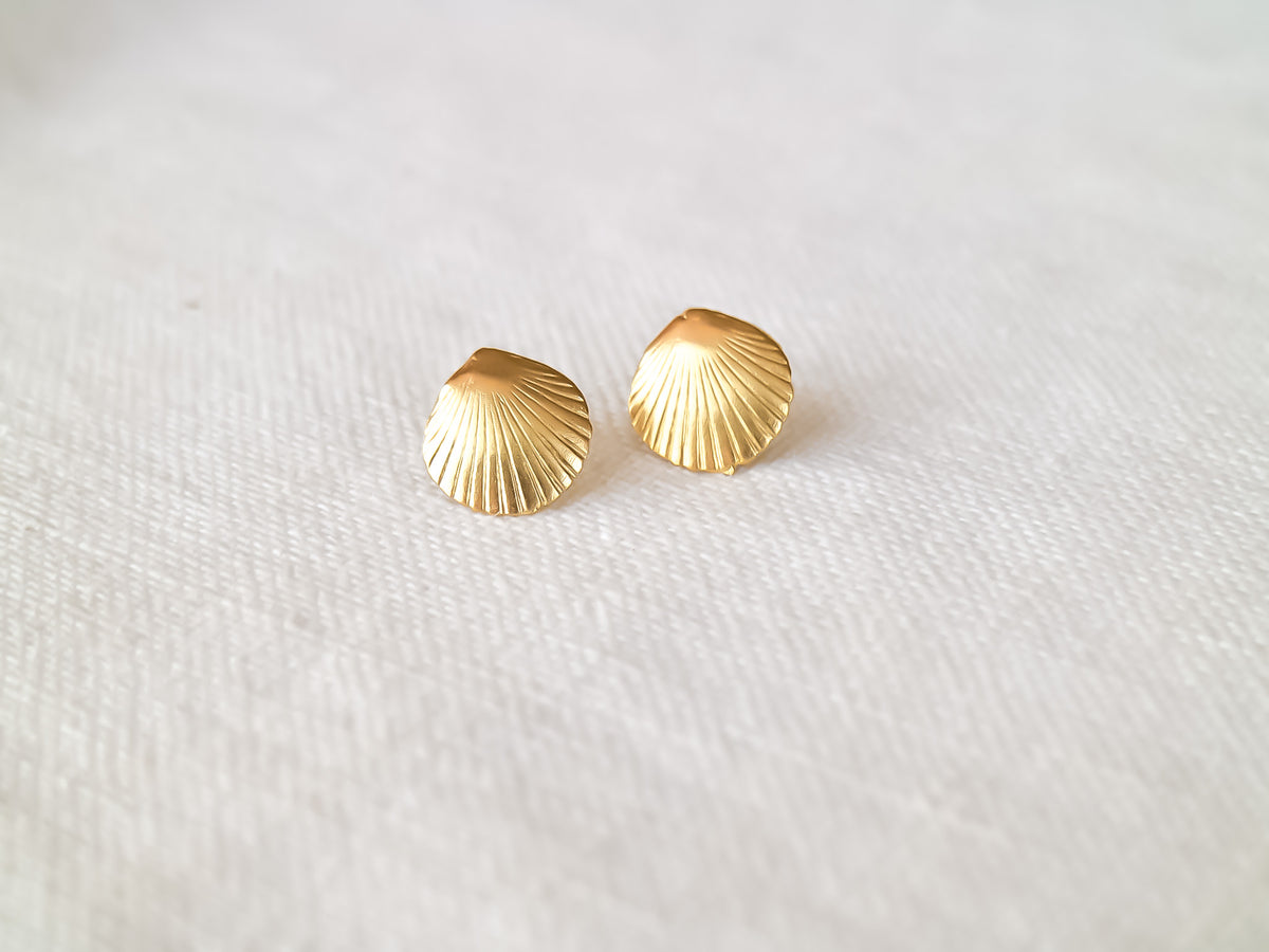 Ariel – Pendientes Dorados de Concha Marina
