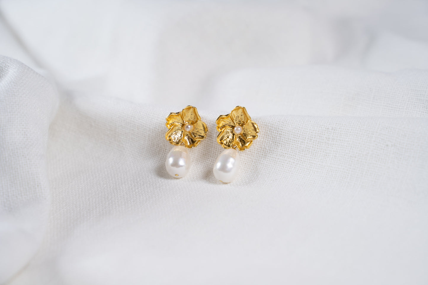 Hana – Pendientes Flor Dorada con Perla Colgante