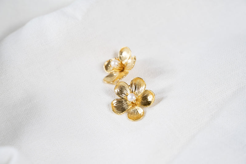 Ume – Pendientes Dorados de Flor de Ciruelo con Perla